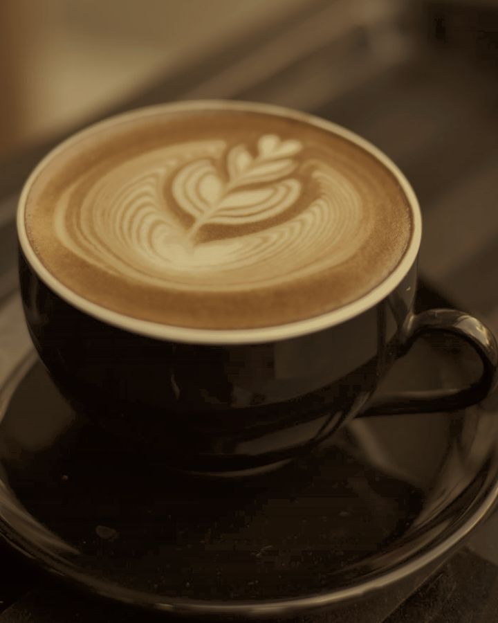 Café con arte latte en taza negra