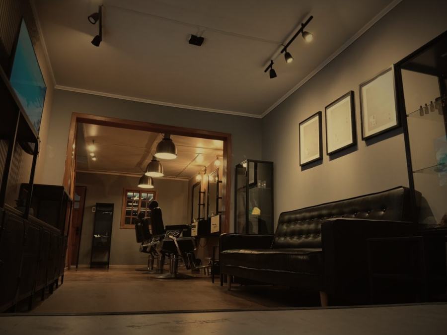 Sala de espera con sofá de cuero capitonado
