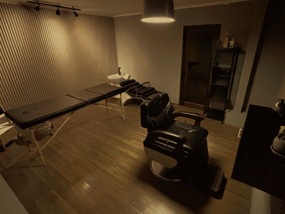 Salón Privado completo: sillón de barbero, camilla de masaje y lavapelo