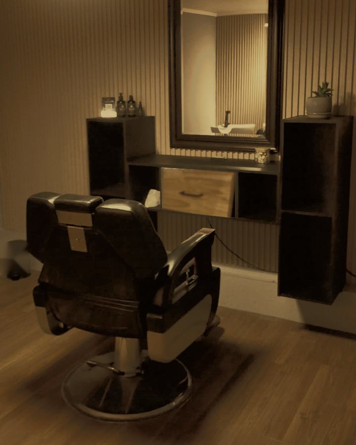 Salón Privado con sillón de barbero, espejo y lámpara
